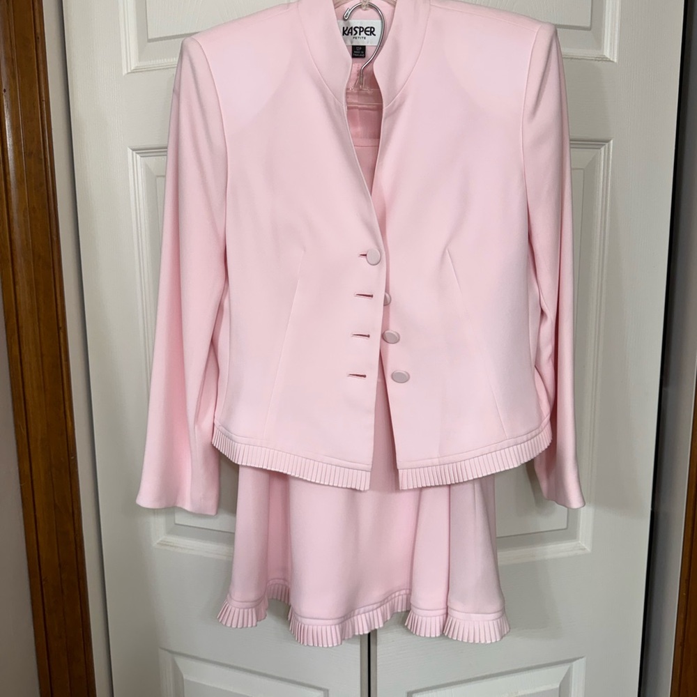 Beautiful Kasper two piece suit 12P